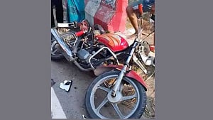 মোটরসাইকেল চালানো শেখাতে গিয়ে ট্রাকে ধাক্কা, মামা-ভাগ্নের মৃত্যু