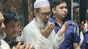 পটিয়ায় হাতকড়া নিয়ে মায়ের জানাজায় আওয়ামী লীগ নেতা