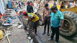 চট্টগ্রামে সড়কের পাশ থেকে ‘২০০ দোকান উচ্ছেদ’