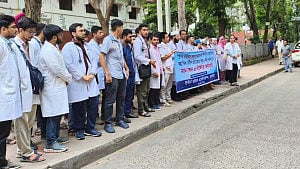 চট্টগ্রাম মেডিকেলে কর্মবিরতিতে ইন্টার্ন চিকিৎসকরা, সেবা পুরোপুরি ‘বিঘ্নিত নয়’