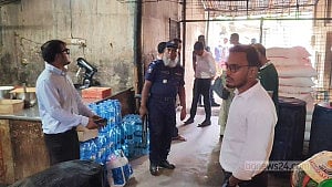 চুয়াডাঙ্গায় অস্বাস্থ্যকর পরিবেশে খাদ্য তৈরি, ৫০ হাজার টাকা জরিমানা