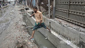 ড্রেনেজ সংস্কার কাজে ধীরগতি, ভোগান্তি
