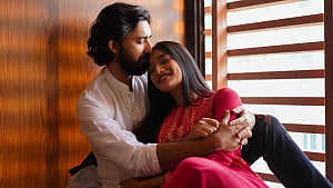 রূপ-টাকা নাকি মানসিক সংযোগ-   ভালোবাসা খোঁজার আসল উপায় কী?