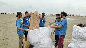 কক্সবাজার সমুদ্র সৈকত থেকে ৭ টন বর্জ্য সরালেন স্বেচ্ছাসেবীরা