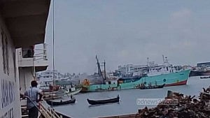 কর্ণফুলী নদীতে ট্রলারে আগুন, দগ্ধ ৬