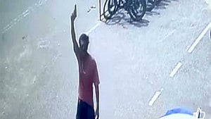 কালুঘাট বিসিক এলাকায় প্রকাশ্যে অস্ত্র উঁচিয়ে গুলি