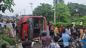 কুমিল্লায় যাত্রীবাহী বাস উল্টে আহত ১০