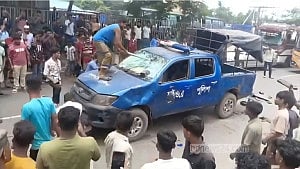 কুমিল্লায় হাইওয়ে পুলিশের গাড়ি ভাঙচুর: গ্রেপ্তার ১৯