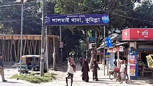 কুমিল্লায় যুবককে কুপিয়ে হত্যা, ফোন করে পুলিশকে জানানো নারী আটক