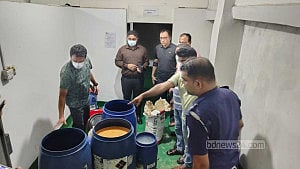 কুমিল্লায় কারখানা থেকে অনুমোদনহীন ২১ পদের ওষুধ জব্দ, মালিক আটক