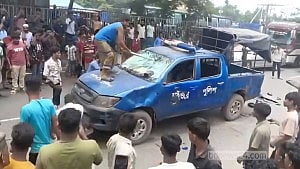 কুমিল্লায় অটোরিকশা আটককে কেন্দ্র করে পুলিশের গাড়িতে হামলা, আহত ২