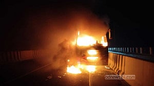 ঢাকা-মাওয়া এক্সপ্রেসওয়েতে চলন্ত বাসে আগুন