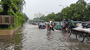 রাজধানীতে ঝুম বৃষ্টি, সড়কে জলজট