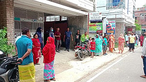 দিনাজপুরে বেসরকারি সংস্থার আবাসনে কিশোরীর ঝুলন্ত লাশ, পাশে ‘চিরকুট’