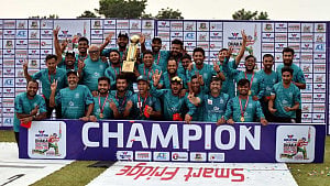 শেষ দিনের চরম নাটকীয়তায় ১৬ বছর পর শিরোপার হাসি মোহামেডানের