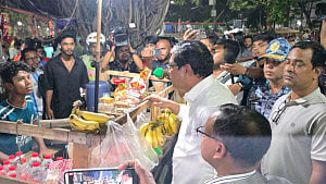রাতে শাহবাগে প্রতিমন্ত্রীর ‘ঝটিকা অভিযান’