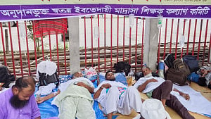 এমপিওভুক্তির দাবি: অনশনে অসুস্থ ৭ এবতেদায়ী শিক্ষক