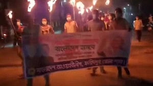 ফরিদপুরে আওয়ামী লীগের মশাল মিছিলে ছাত্রদল-স্বেচ্ছাসেবক দলের ধাওয়া