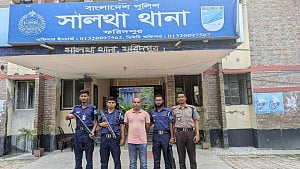 আত্মগোপন থেকে এলাকায় এসে গ্রেপ্তার ফরিদপুরের ইউপি চেয়ারম্যান