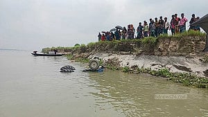 ফরিদপুরে ট্রাক্টর উল্টে পদ্মায় পড়ে চালকের মৃত্যু