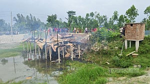 গাইবান্ধায় রেস্তোরাঁয় শিশু ‘ধর্ষণ’: ভাঙচুর-আগুন, কর্মচারী আটক