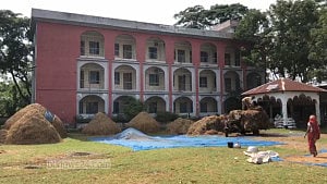 দরপত্র ছাড়াই টুঙ্গিপাড়ায় বিদ্যালয়ের ফ্যান, জানালা ও বই বিক্রির অভিযোগ