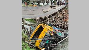 গোপালগঞ্জে সেতু ভেঙে ট্রাকসহ যানবাহন খালে, আহত ৫