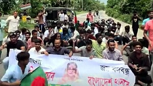 গোপালগঞ্জে মহাসড়ক অবরোধ করে ছাত্রলীগের বিক্ষোভ মিছিল