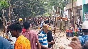 হবিগঞ্জে চেয়ারম্যানের চেয়ারে বসা নিয়ে সংঘর্ষ, আহত অর্ধশতাধিক