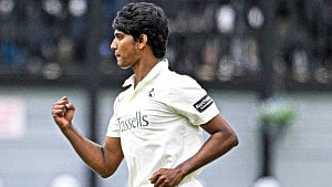 ব্যাটিং ঝলকের পর বোলিংয়ে হাসানের জোড়া শিকার