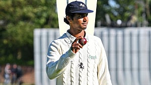 অভিষেকে ৯ উইকেট, ক্যারিয়ার সেরা বোলিংয়ে কাউন্টিতে হাসানের স্বপ্নময় শুরু