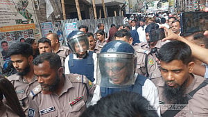 বিচার-প্রশাসন কে কী করছে লাল ও সবুজ খাতায় লিখে রাখছি: আদালতকে ইনু