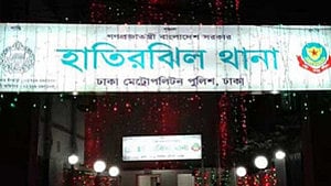 সড়কে বিবাদ, ধাক্কা মারায় মগবাজারে বাসচাপায় প্রাণ গেল একজনের