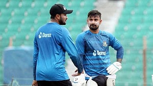 বাংলাদেশের পাঁচ ক্রিকেটারসহ এলপিএলে কে কোন দলে