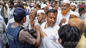 ইসলামী ব্যাংকের সামনে বিক্ষোভ, পুলিশের বাধা