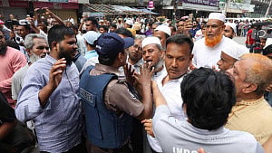 ইসলামী ব্যাংকের সামনে বিক্ষোভ, পুলিশের টিয়ারশেল