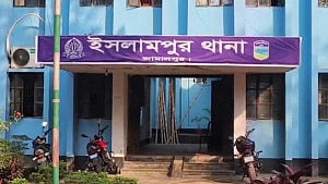 পুকুরে ভাসছিল ব্যাগ, খুলে মিলল মরদেহ