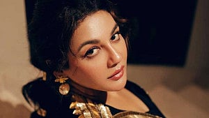 নিজেকে টালিউডের বাইরের কেউ মনে হয়নি: ‘আজও অর্ধাঙ্গিনী’ নিয়ে আড্ডায় জয়া