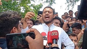 বেনাপোল সীমান্তে নাসীরুদ্দীন পাটওয়ারীর ‘গাড়িতে ইট’, ভাঙল কাঁচ