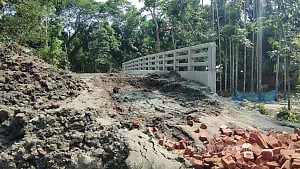 ঝালকাঠিতে সেতু নির্মাণে স্থানীয়দের চলাচলের সমস্যার অভিযোগ