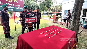 যশোরে প্রাইভেট কার তল্লাশি করে স্বর্ণের ৩১টি বারসহ আটক ২