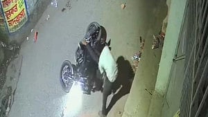 চলন্ত বাইকের চালককে ইটের আঘাত, গ্রেপ্তার ১