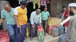 খাগড়াছড়িতে সিলিন্ডারে গ্যাসের বদলে পানি, ২ প্রতিষ্ঠানকে জরিমানা