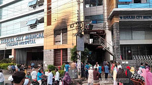 খুলনা সিটি হাসপাতালের আগুন নিয়ন্ত্রণে, রোগীরা অন্য হাসপাতালে