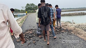 ঢালাইয়ের ৩ দিনের উঠে যাচ্ছে সড়কের পিচ, কাজ বন্ধ করে দিলেন এলাকাবাসী
