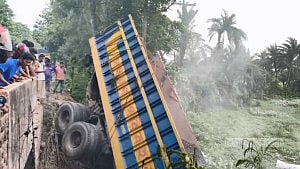 কুষ্টিয়ায় পথর বোঝাই ট্রাক উল্টে সহকারী ও চালক নিহত