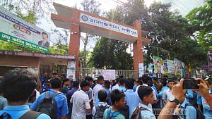 লক্ষ্মীপুরে ছাত্রাবাসে শিক্ষার্থী `হত্যার’ বিচার চেয়ে ফের থানা ঘেরাও