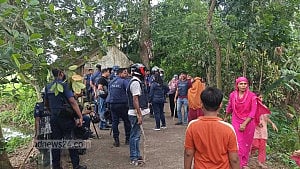 মাদারীপুরে দুপক্ষের সংঘর্ষের সময় মুহুর্মুহু বোমা বিস্ফোরণ, বাড়ি ভাঙচুর-লুটপাট
