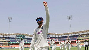 অভিষেকেই ৬ উইকেট নিয়ে ৪৭ বছর পুরোনো রেকর্ড ভাঙলেন সুতার