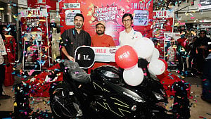 মাইক্লোর র‍্যাফেল ড্রতে মোটরসাইকেল জিতলেন মানিকগঞ্জের আফজাল